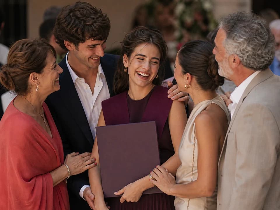 Invitados celebrando una graduación